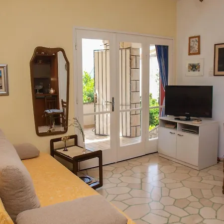 Apartment Beachfront With Big Terrace And Garden