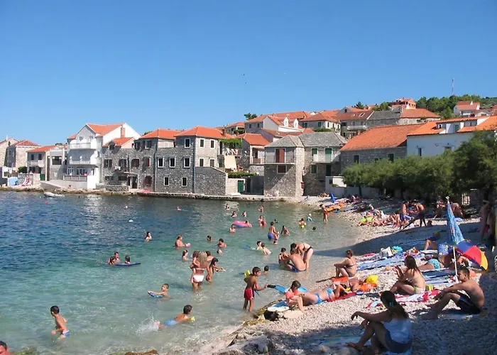 Beachfront With Big Terrace And Garden Lejlighed Postira