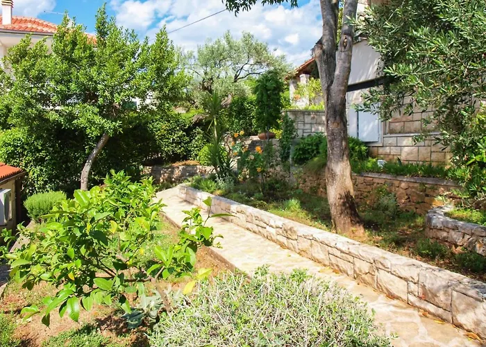 Beachfront With Big Terrace And Garden Lejlighed Postira