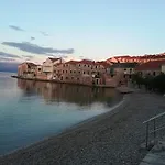 Διαμέρισμα Beachfront With Big Terrace And Garden *