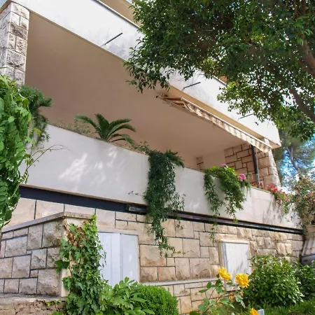 아파트 Beachfront With Big Terrace And Garden