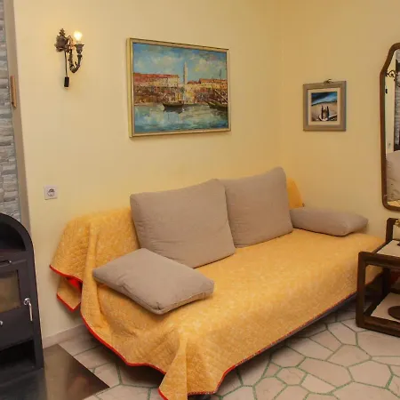 Beachfront With Big Terrace And Garden شقة