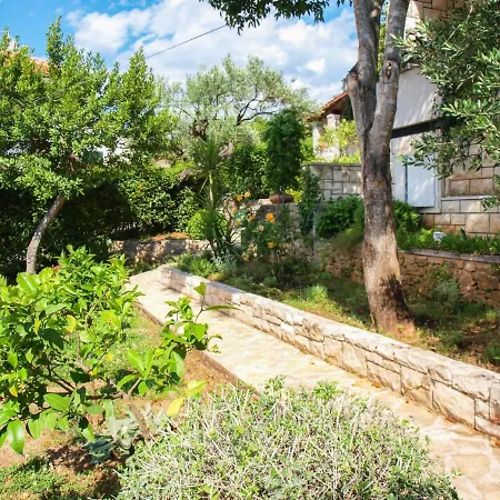 Beachfront With Big Terrace And Garden Διαμέρισμα Postira